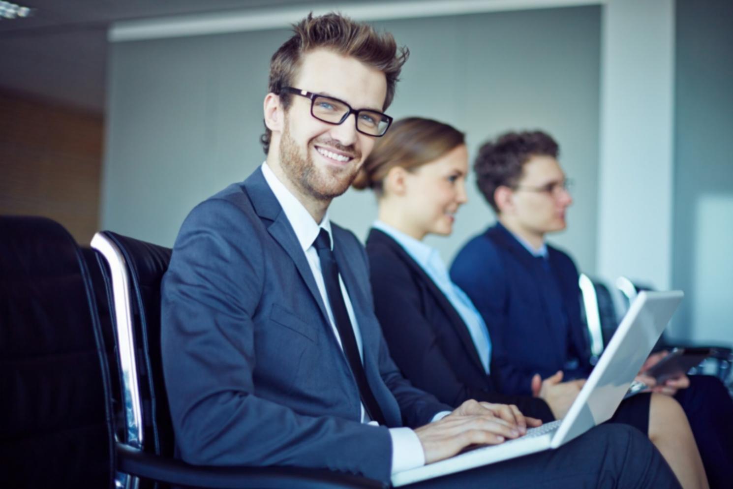 Teamarbeit bei der Finanzplanung im modernen Büro