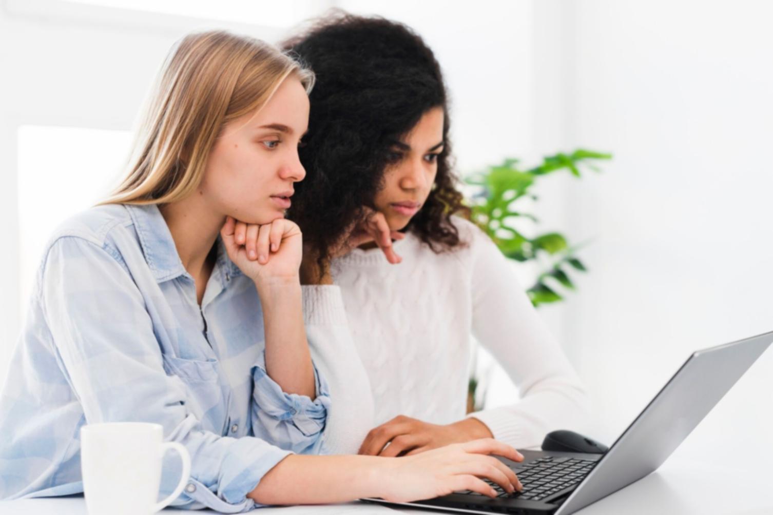 Geschäftsmann arbeitet an Budgetplanung am Schreibtisch